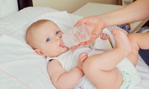 宝宝大便绿色有事吗 新生儿四项特征,父母护理要谨慎